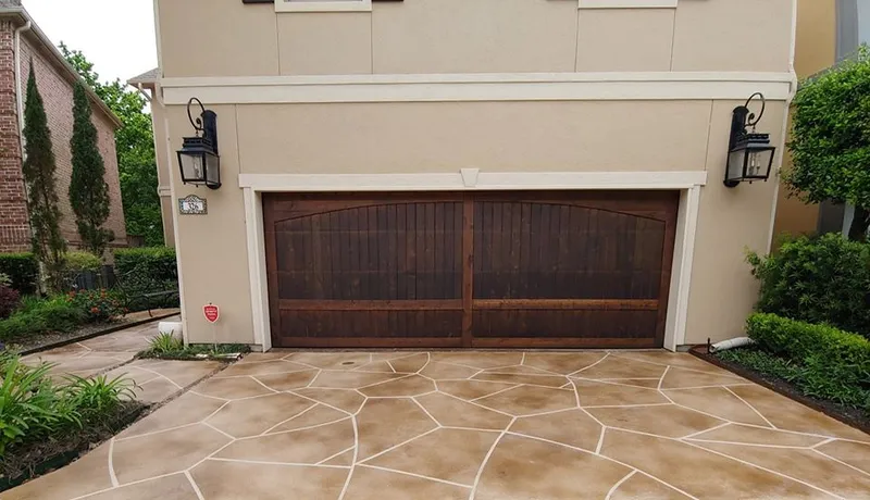 Flagstone-pattern coating on a concrete driveway