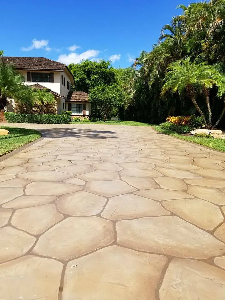 Flagstone-pattern coating on a concrete driveway