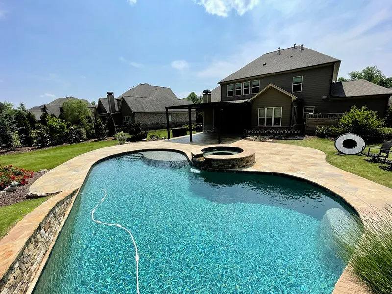 Flagstone-pattern coating on a pool deck